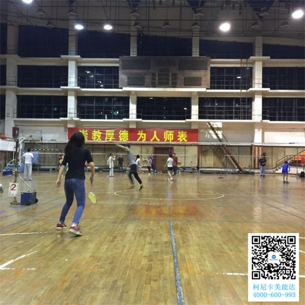 師傅跑起來接球了