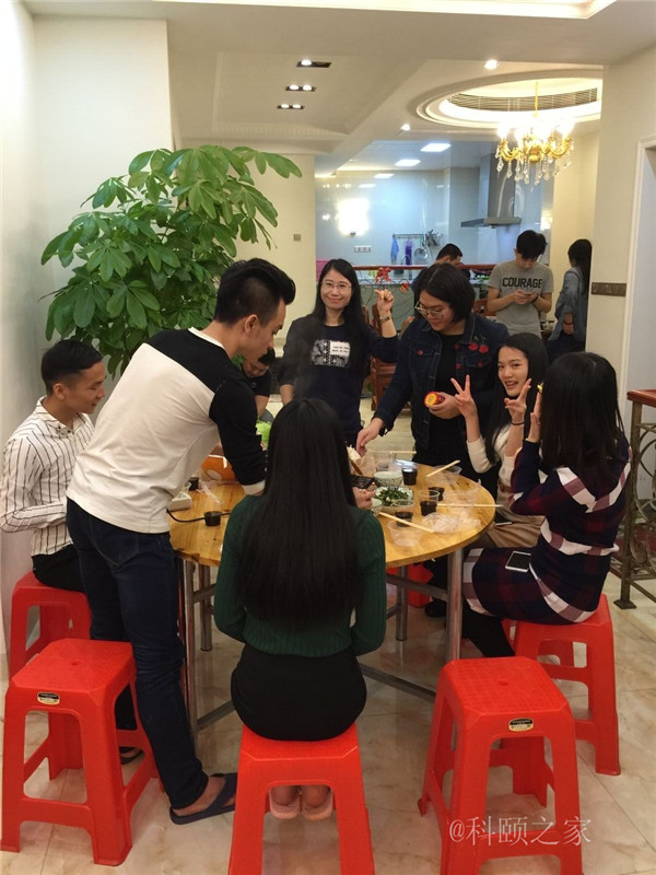 科頤家人一起吃團(tuán)圓飯，并送上對(duì)大家的祝福-科頤辦公