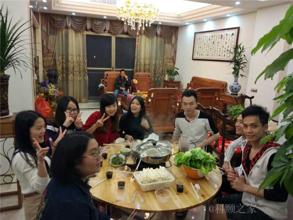 科頤家人一起吃團(tuán)圓飯，并送上對(duì)大家的祝福-科頤辦公