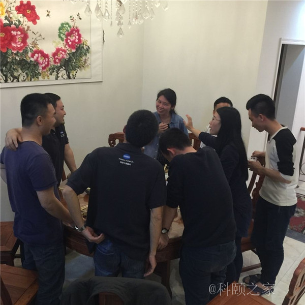 科頤家人一起吃團(tuán)圓飯，并送上對(duì)大家的祝福-科頤辦公