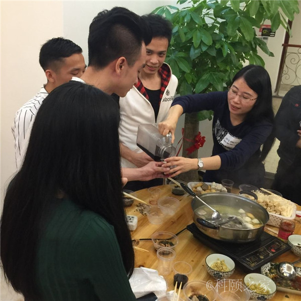 科頤兩位老板過(guò)來(lái)敬酒，大家苦樂(lè)融融-科頤辦公