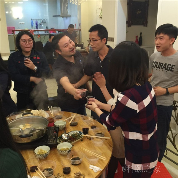 科頤兩位老板過(guò)來(lái)敬酒，大家苦樂(lè)融融-科頤辦公