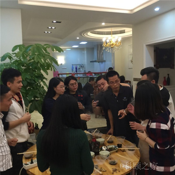 科頤兩位老板過(guò)來(lái)敬酒，大家苦樂(lè)融融-科頤辦公