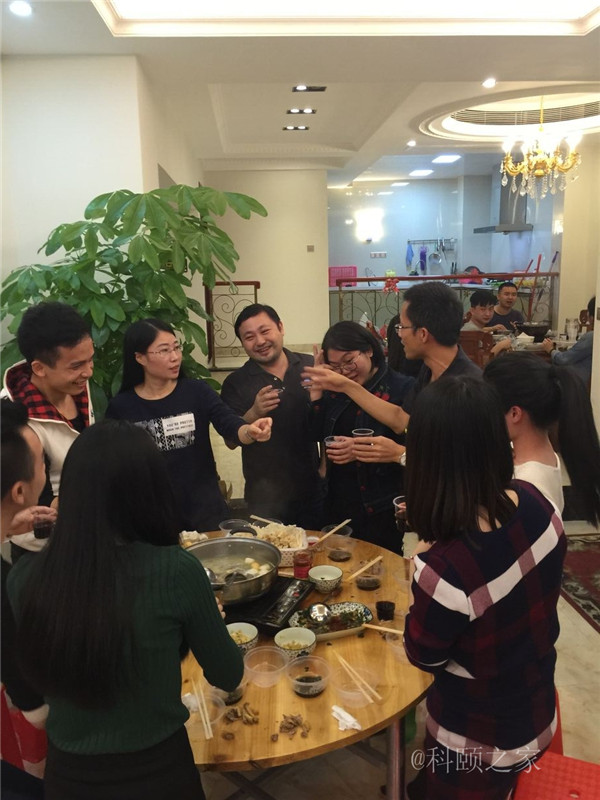 科頤兩位老板過(guò)來(lái)敬酒，大家苦樂(lè)融融-科頤辦公