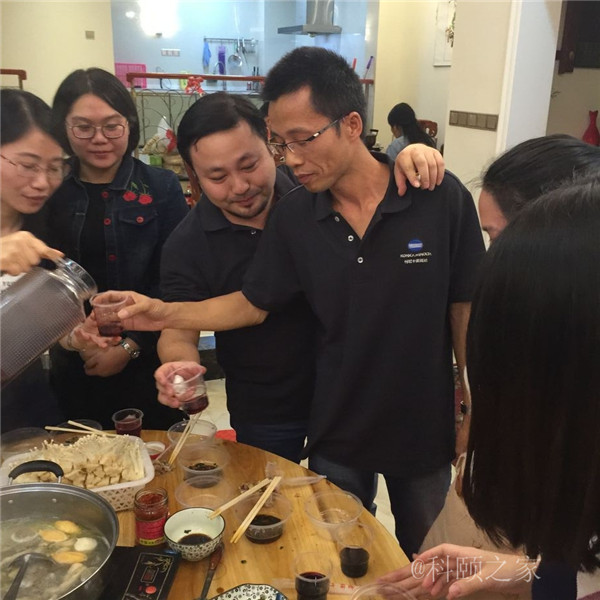 科頤兩位老板過(guò)來(lái)敬酒，大家苦樂(lè)融融-科頤辦公