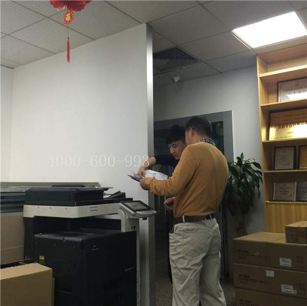 蔡師傅在和陳先生說柯尼卡美能達C360機器的效果問題-科頤辦公 蔡師傅在和陳先生說柯尼卡美能達C360機器的效果問題-科頤辦公