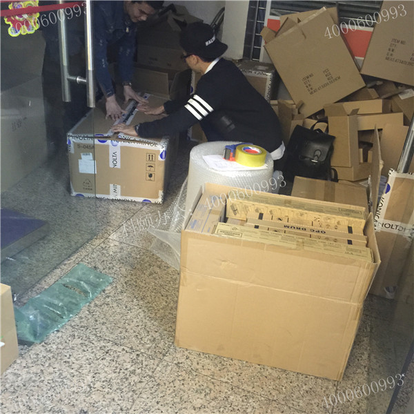 記4月11科頤辦公打包現(xiàn)場，隔壁小帥來幫我們一起打包