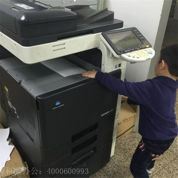 我們家小小帥在操作著柯尼卡美能達復印機的樣子-科頤辦公
