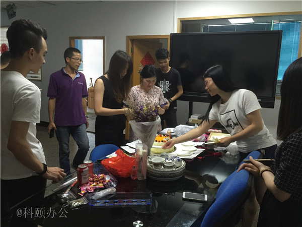 柯尼卡美能達復印機代理商--科頤之家家人一起分享美味的蛋糕