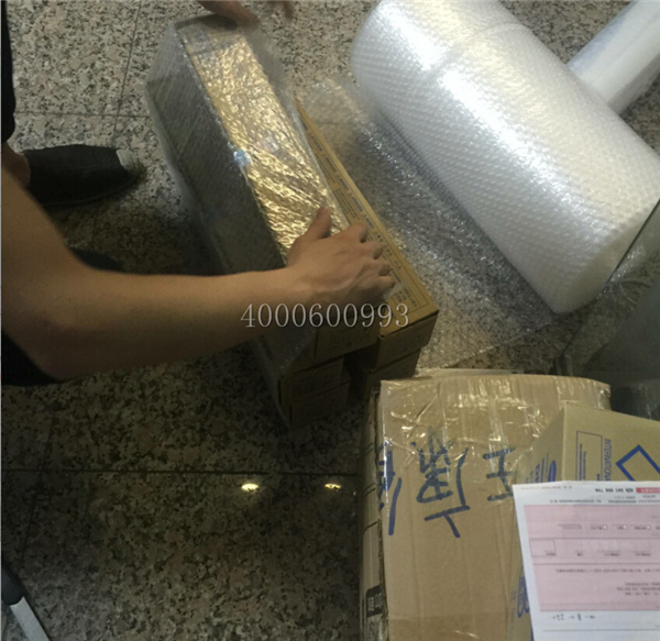 同事在打包柯尼卡美能達(dá)碳粉-科頤辦公 同事在打包柯尼卡美能達(dá)碳粉-科頤辦公